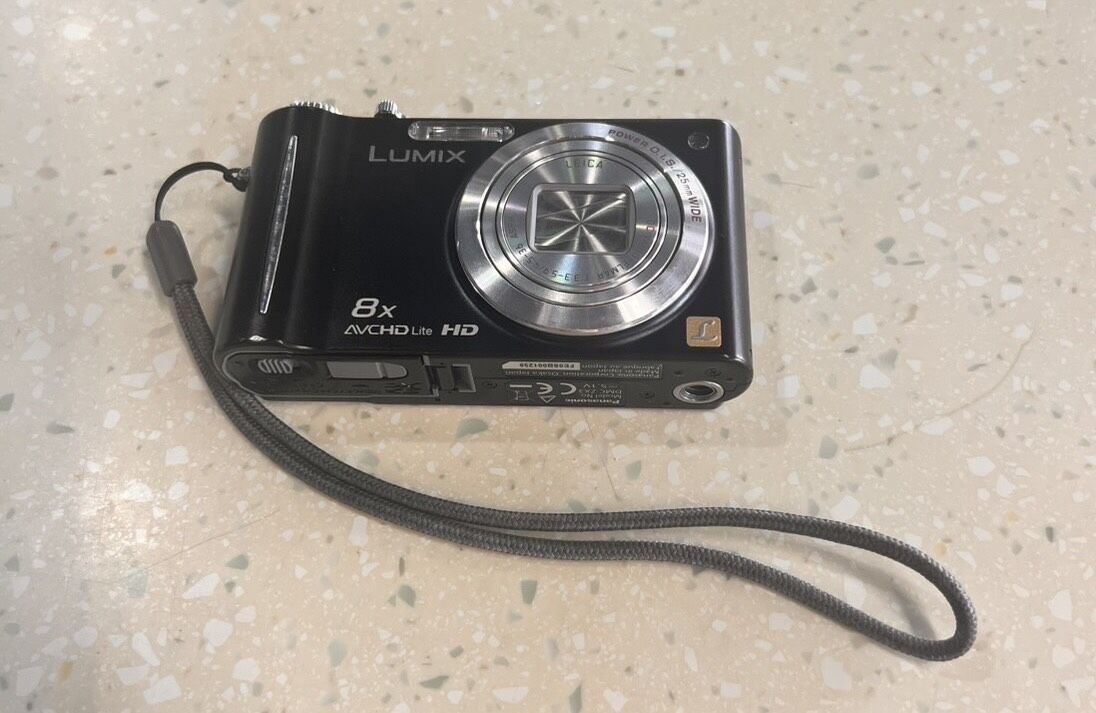 編號242-LUMIX照相機